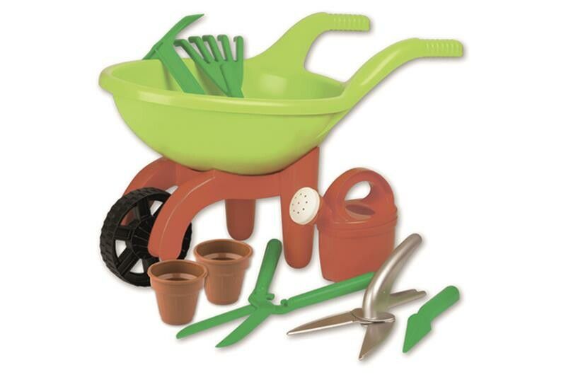 Grüne Schubkarre mit orangefarbenem Gestell, schwarzem Rad und Gartenwerkzeug. Verschiedene Werkzeuge.