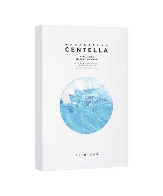 Weiße Produktverpackung mit blauem Wellenmuster und Text. Enthält die Aufschrift "Madagascar Centella Hyalu-Cica Hydrating Mask".