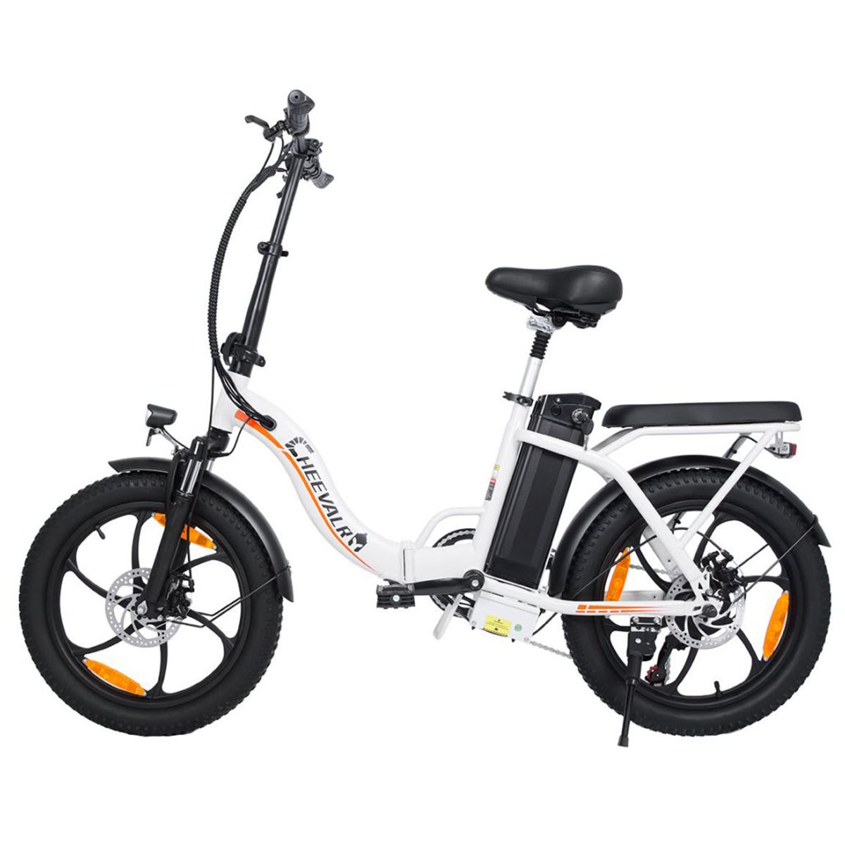 Weißes Elektrofahrrad mit schwarzen Reifen. Sichtbar: Sattel, Akku, Gepäckträger, Marke CHEEVALRY.