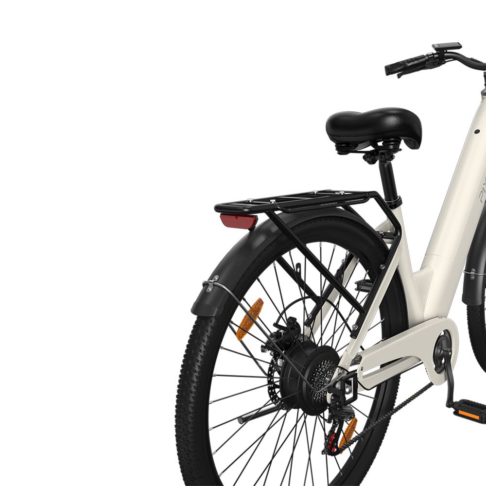 Nahaufnahme des Hinterrads eines cremefarbenen Elektrofahrrads. Gepäckträger, Schutzblech und Motor sichtbar. Rotes Rücklicht.