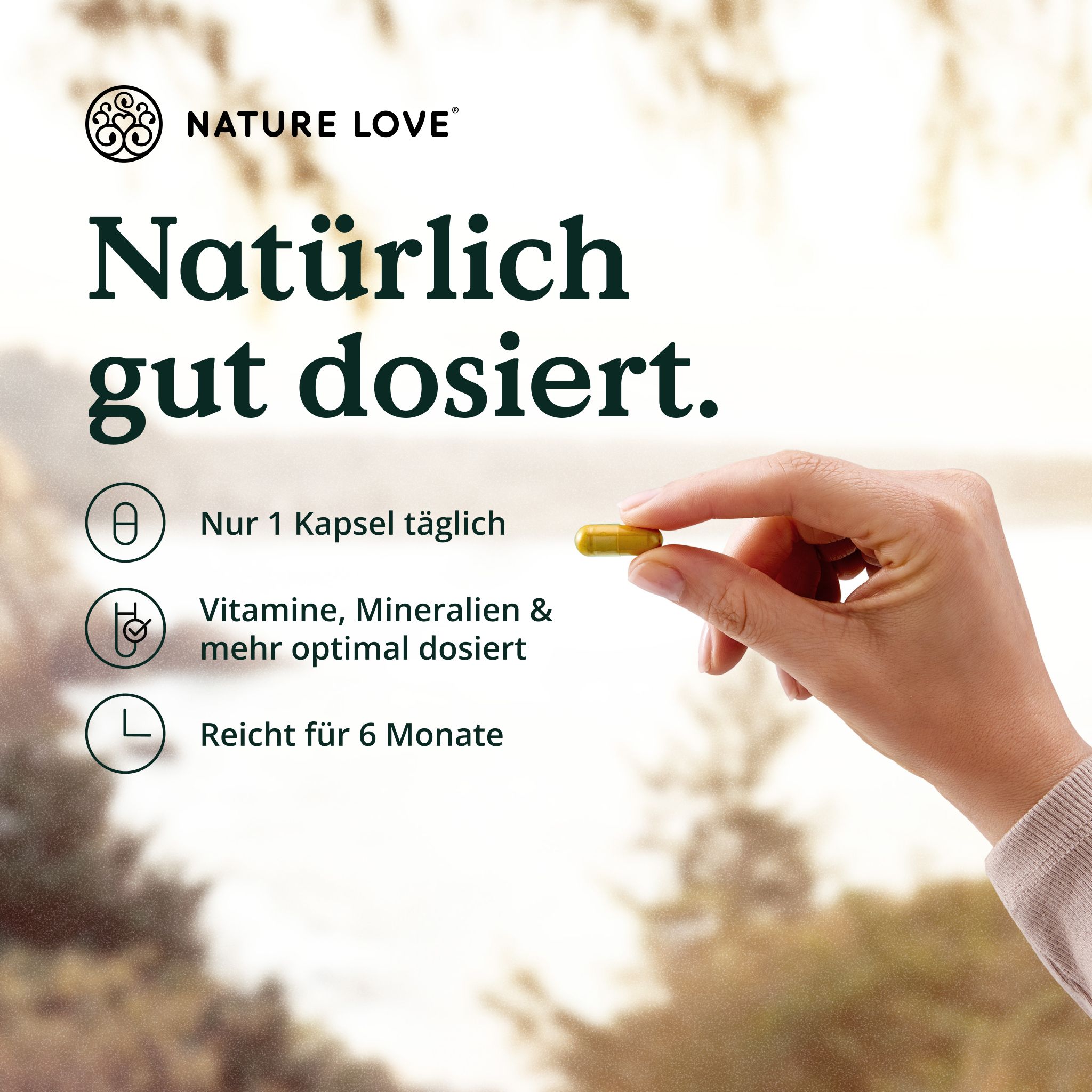 Hand hält gelbe Kapsel. Text: Nur 1 Kapsel täglich. Vitamine, Mineralien & mehr optimal dosiert. Reicht für 6 Monate. Marke: NATURE LOVE®.