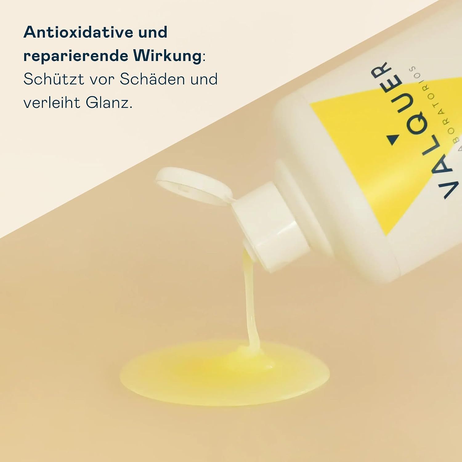 VALQUER Shampoo wird aus einer Flasche in eine Pfütze gegossen.
