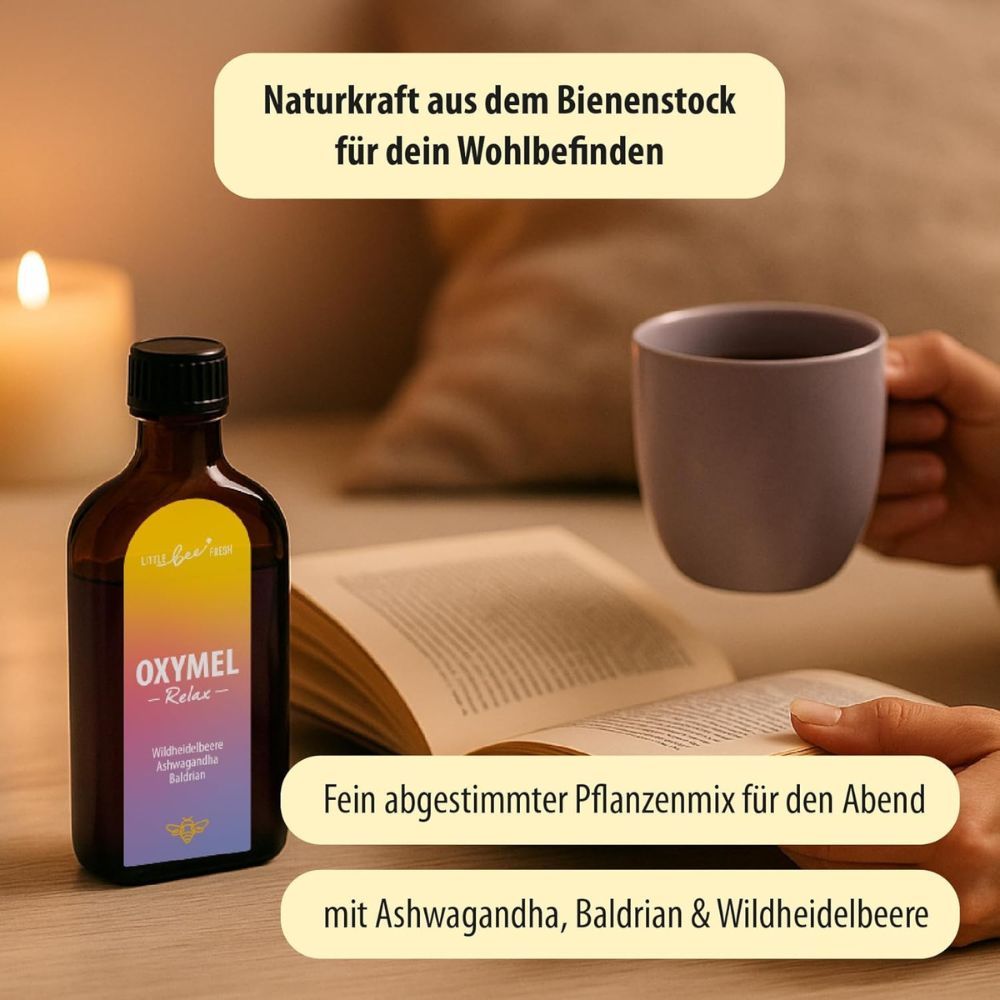 Flasche mit Etikett, Tasse, Buch. Text: Naturkraft aus dem Bienenstock für dein Wohlbefinden. Text: Fein abgestimmter Pflanzenmix für den Abend.