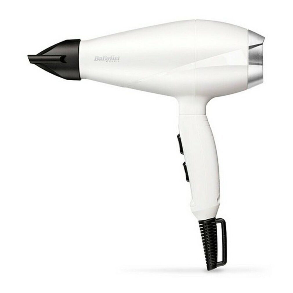 Weißer Haartrockner mit schwarzer Düse und Griff. Marke BaByliss. Zwei Schalter am Griff. Schwarzer Griff am Ende.