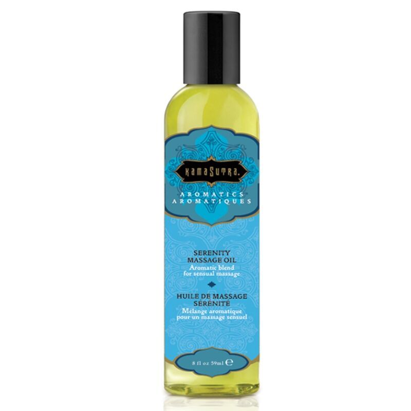 Flüssigkeit in einer Flasche mit schwarzem Deckel. Aufschrift: Kamasutra Aromatics, Serenity Massage Oil, Huile de massage Sérénité.
