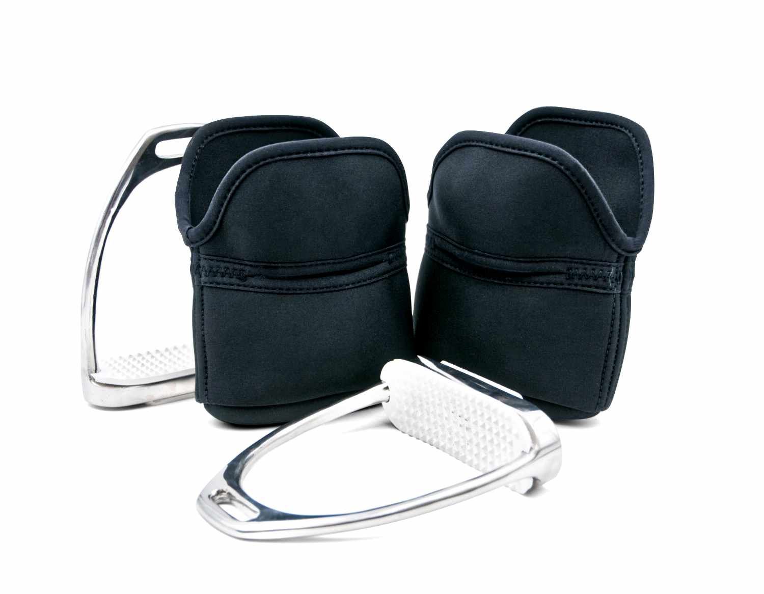 Zwei Steigbügel mit schwarzen Neopren Schonern.