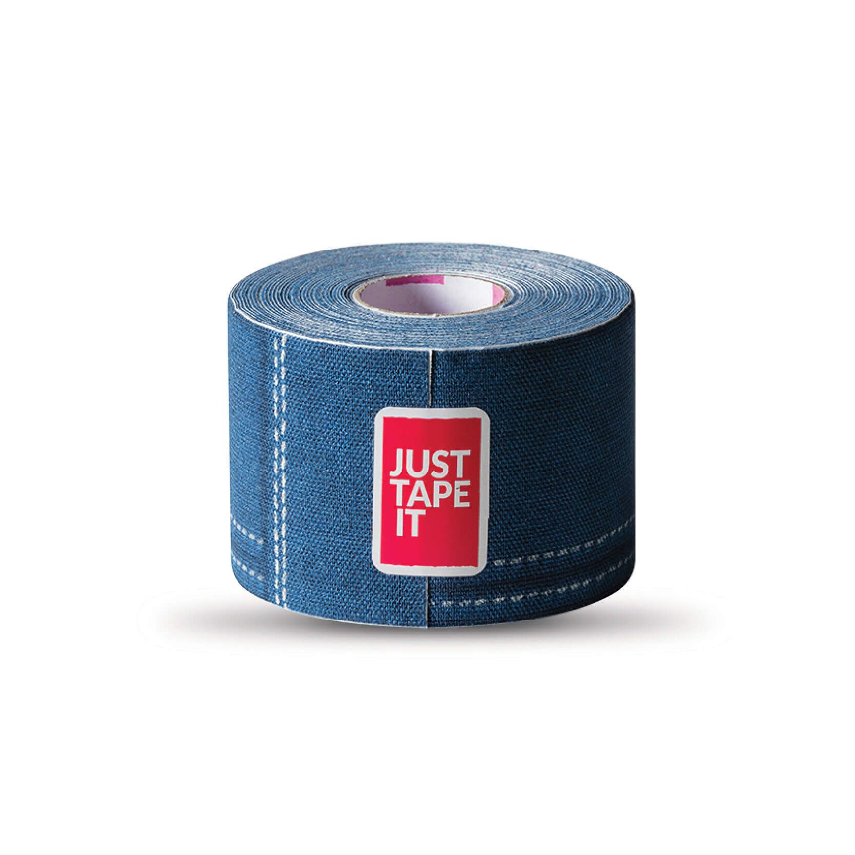 Nahaufnahme einer Person, die Kinesiotape professionell anlegt.