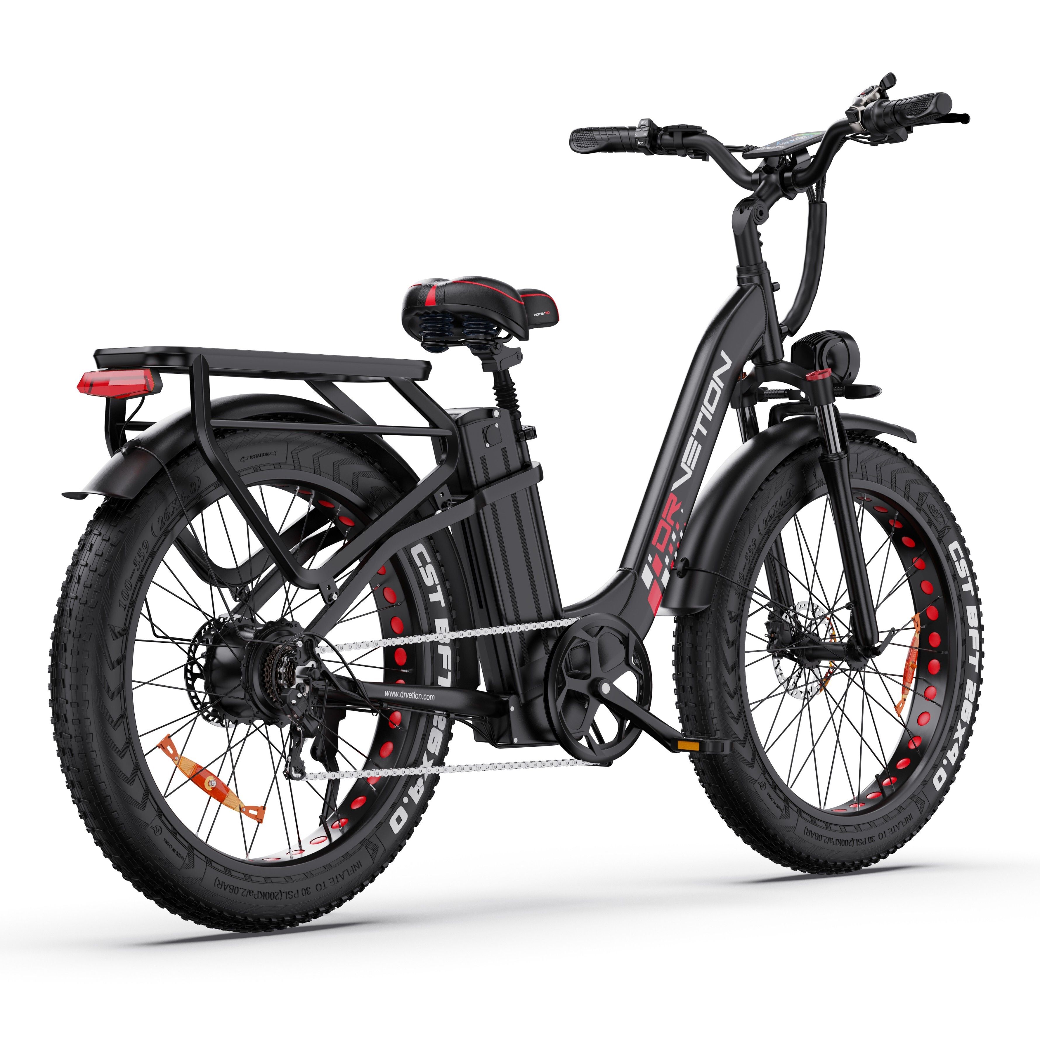 Schwarzes E-Bike mit roten Akzenten. Breitreifen, Gepäckträger, Scheinwerfer und Sattel. DRVETION-Logo.