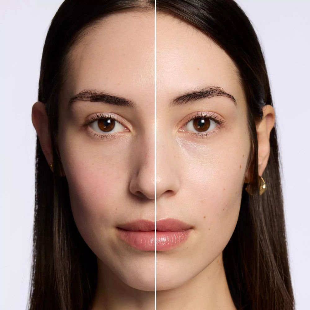 Gesicht einer Frau. Linke Gesichtshälfte ohne Make-up, rechte Gesichtshälfte mit Make-up. Vergleich.