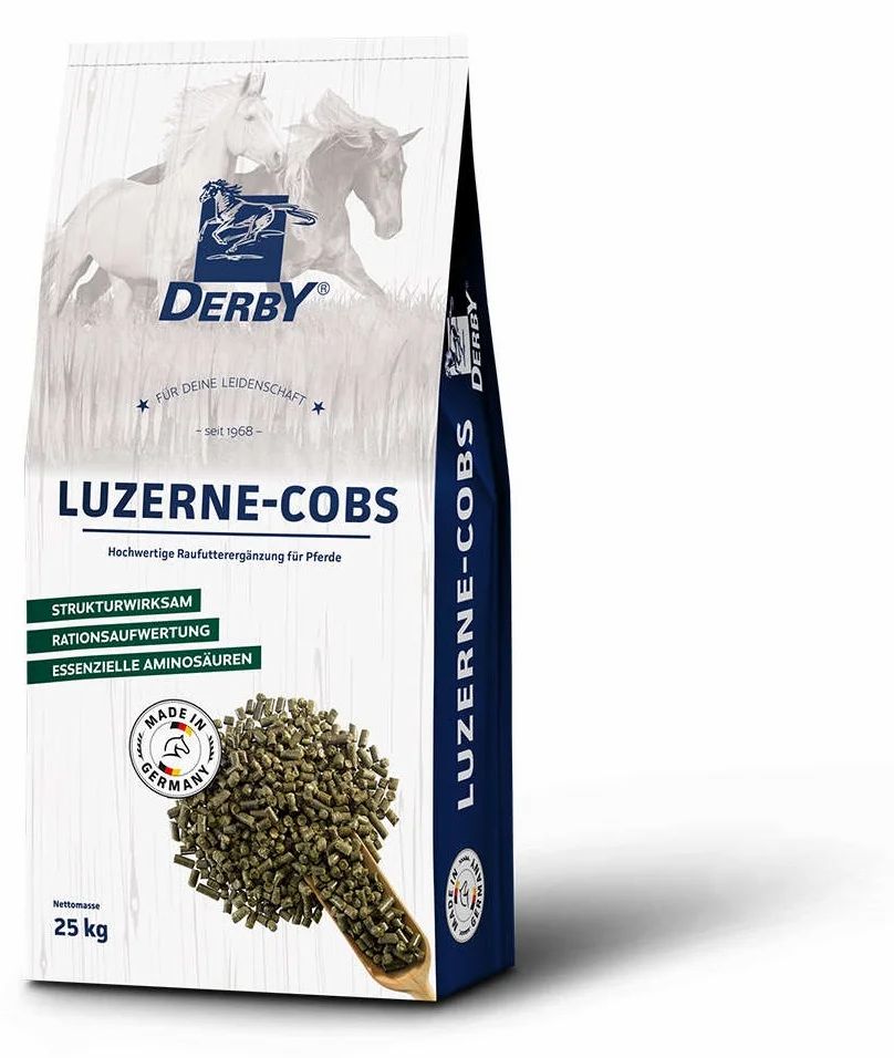 Verpackung von DERBY Luzerne-Cobs. Weißer Beutel mit Produktnamen und Logo. Enthält grüne Pellets. Made in Germany. 25 kg.
