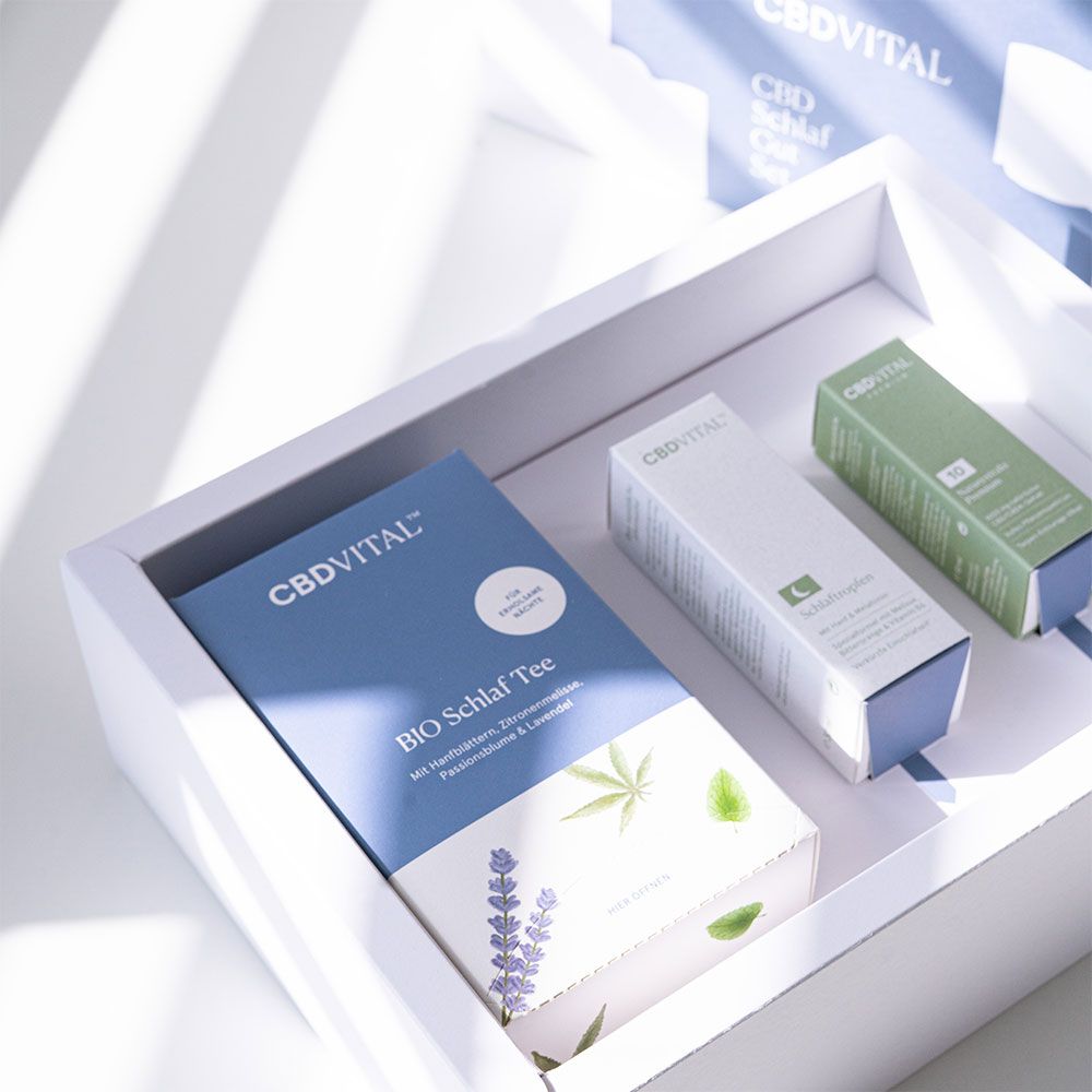 Weißes Tablett mit CBDVITAL-Produkten. Enthält Tee und zwei Schachteln. Aufschrift: BIO Schlaf Tee.