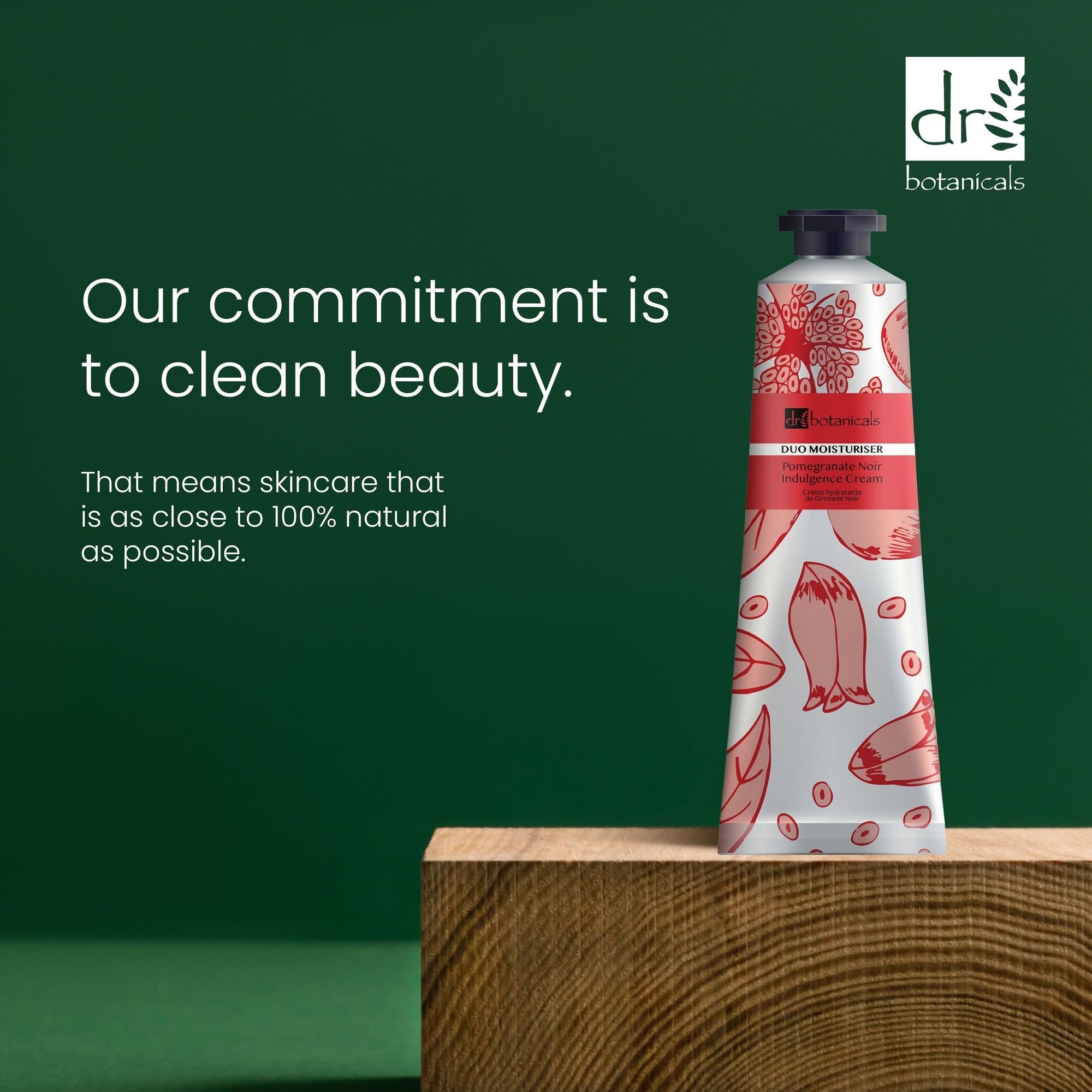 Creme-Tube auf Holzblock. Text: "Our commitment is to clean beauty." und "That means skincare that is as close to 100% natural as possible."
