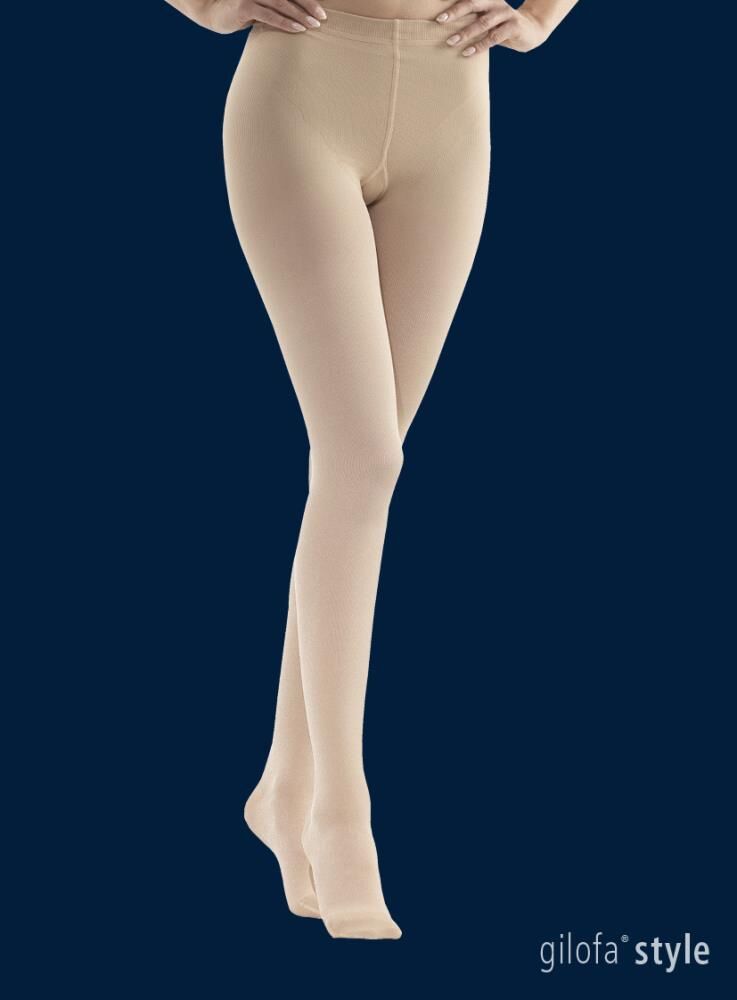 Beige halterlose Strümpfe. Die Beine einer Person sind zu sehen. Gilofa Style Logo unten rechts.