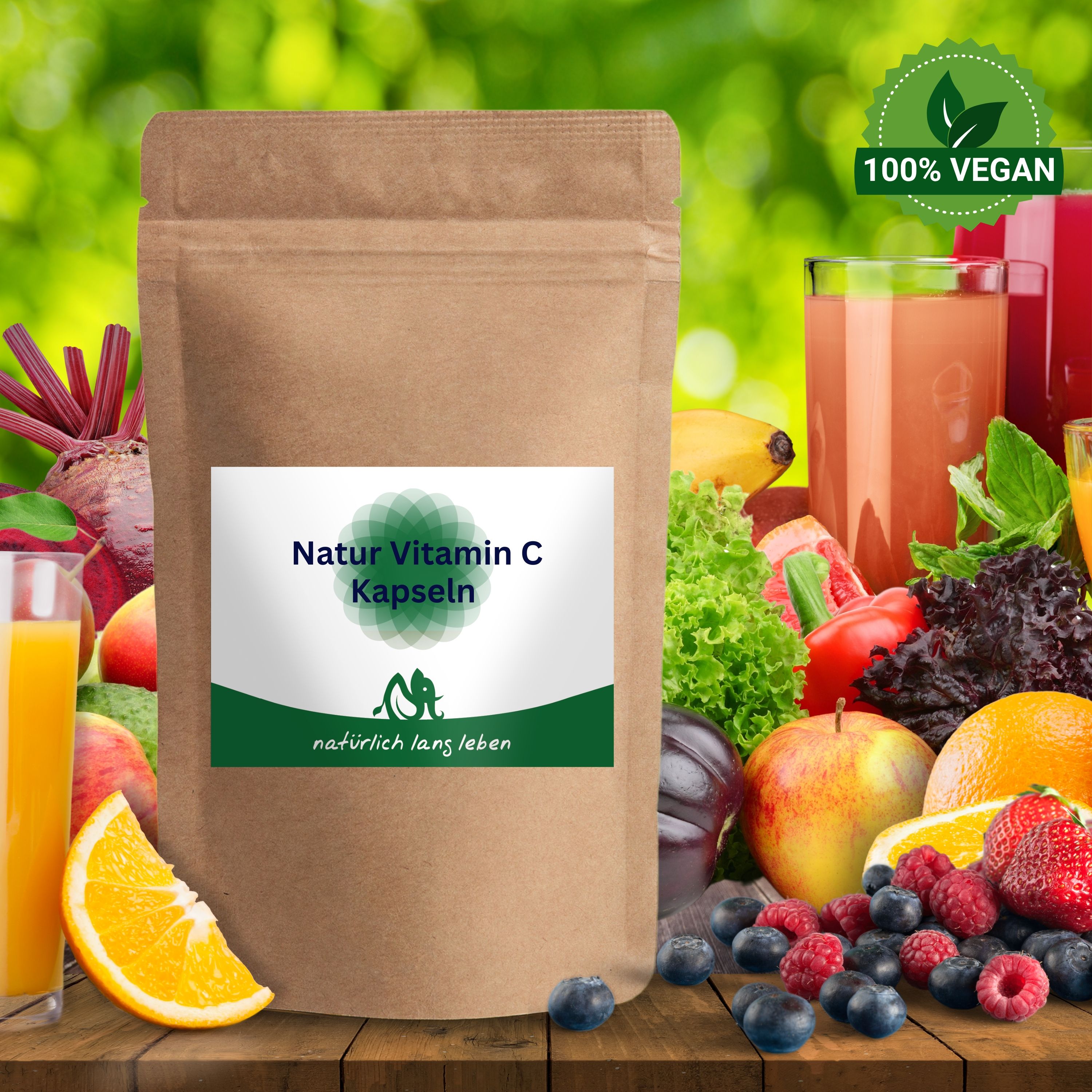 Braune Papierverpackung mit Etikett. Aufschrift: Natur Vitamin C Kapseln, natürlich lang leben. 100% vegan. Hintergrund: Obst und Gemüse.