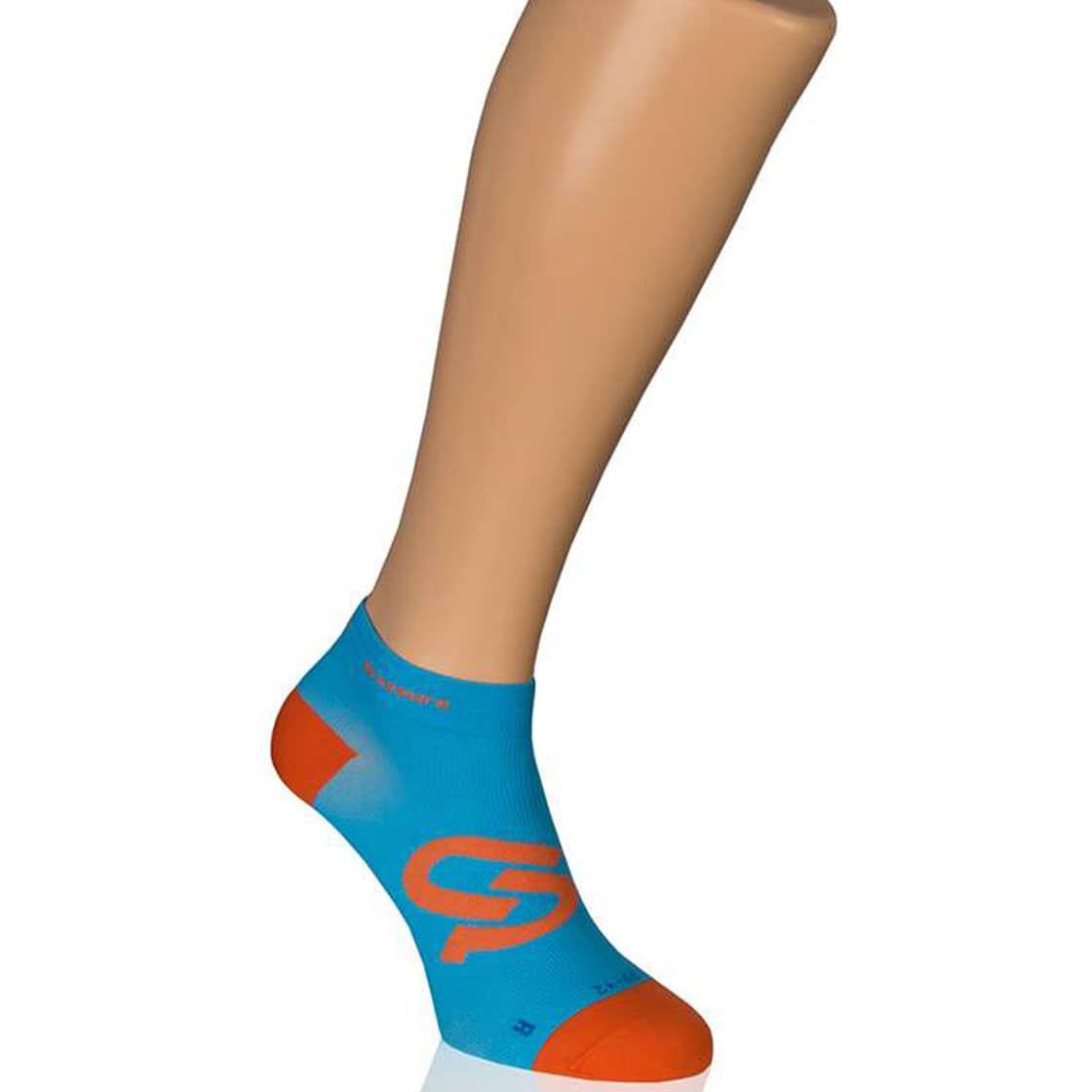 Hellblaue Socken mit orangefarbenen Akzenten und Logo. Auf einem Beinmodell präsentiert.