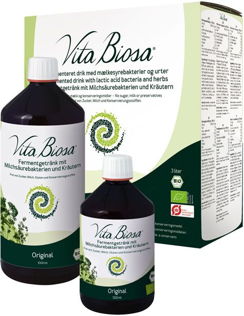 Zwei Flaschen Vita Biosa. Eine 1000ml, eine 500ml. Beide mit weißem Deckel und Etikett. Daneben eine Verpackung mit Bio-Siegel.