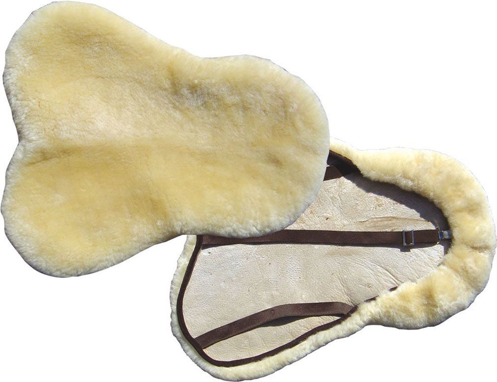 Beiger Lammfell Sattelsitzbezug. Innen helles Leder, mit Gurten. Außen Fell.