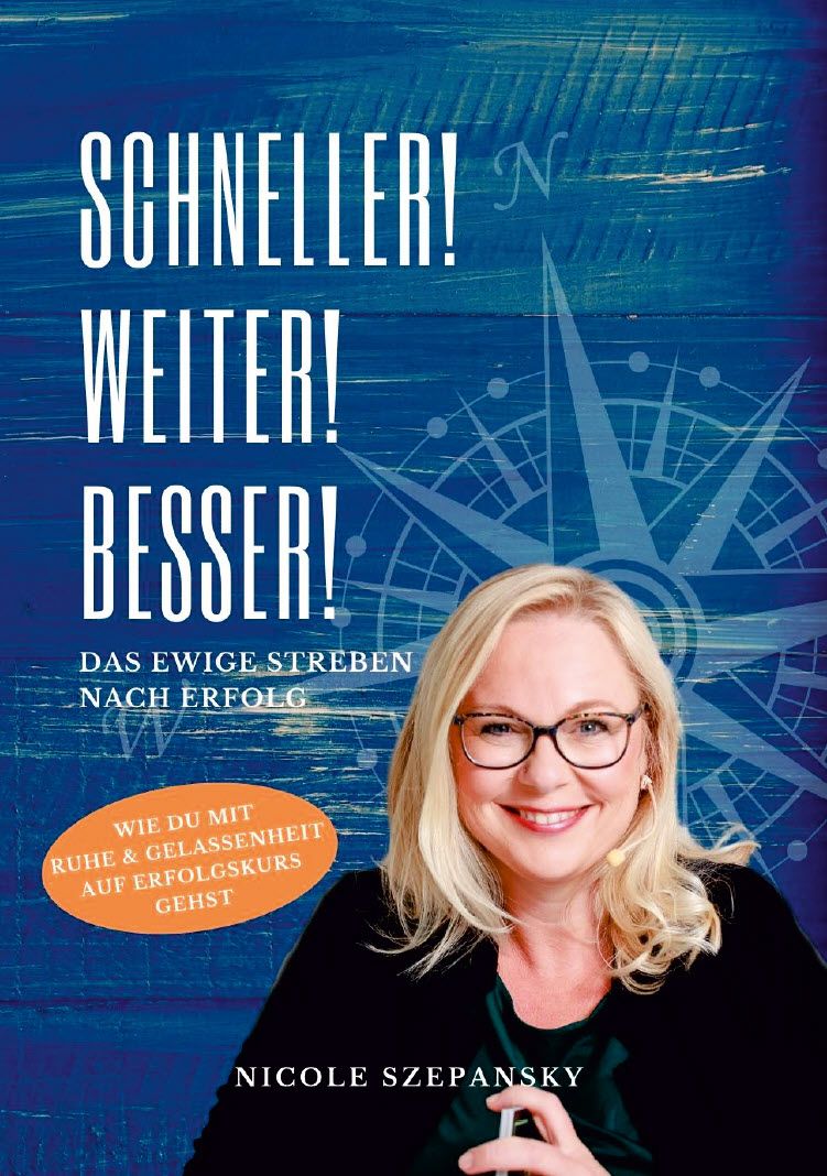 Buchcover: Titel SCHNELLER! WEITER! BESSER! Autorin Nicole Szepansky. Frau mit Brille lächelt. Blauer Hintergrund mit Kompass.