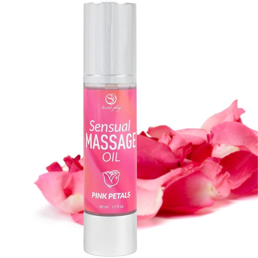 Rosa Flasche mit silbernem Zerstäuber. Aufschrift: Sensual Massage Oil Pink Petals. Rosenblätter im Hintergrund.
