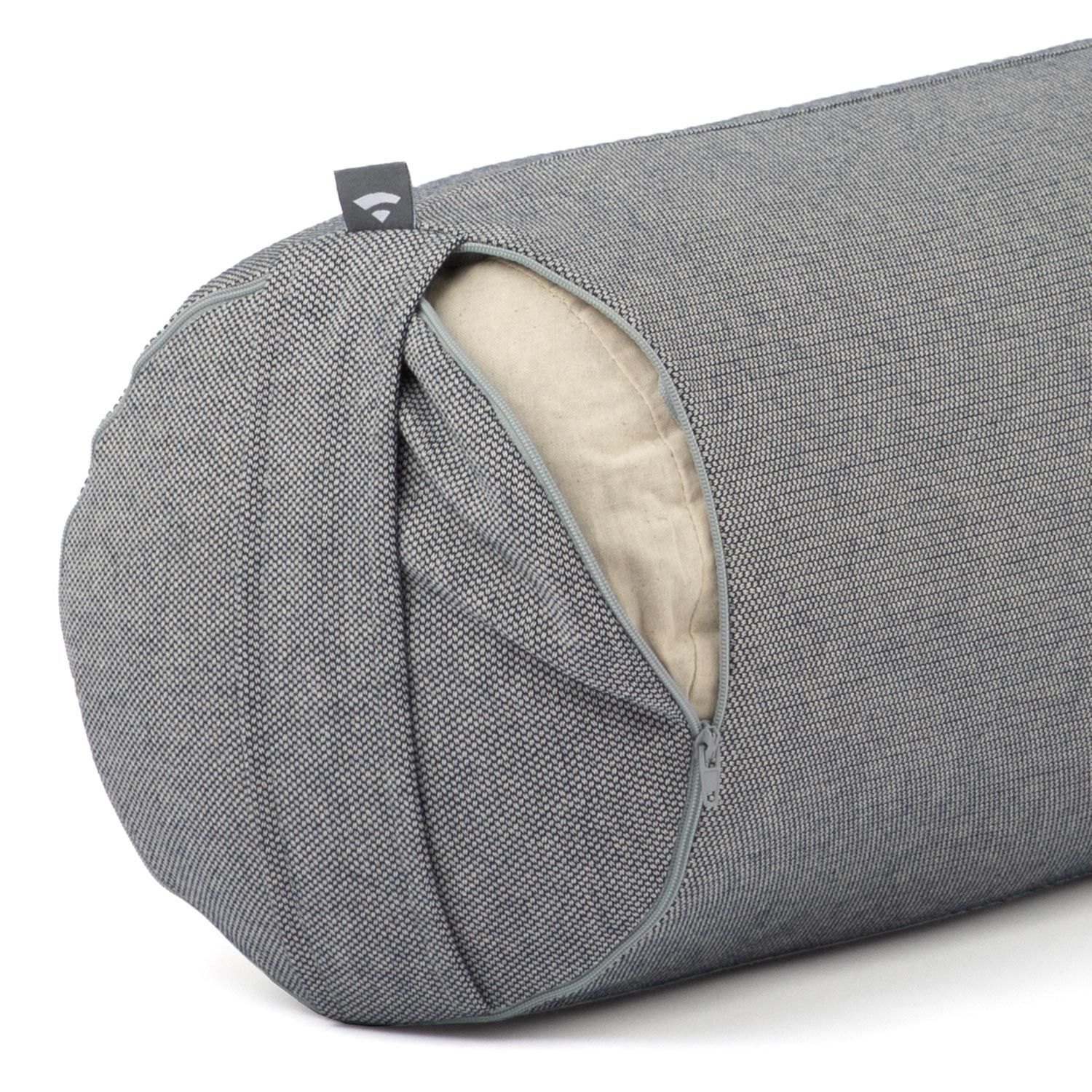 Graues Yoga-Bolster mit Reißverschluss. Offener Reißverschluss zeigt Innenkissen. Logo-Etikett.