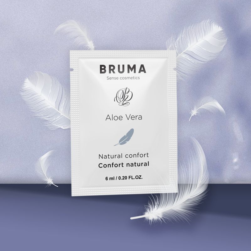 Weißer Beutel mit "BRUMA Aloe Vera Natural confort" und Federn im Hintergrund.