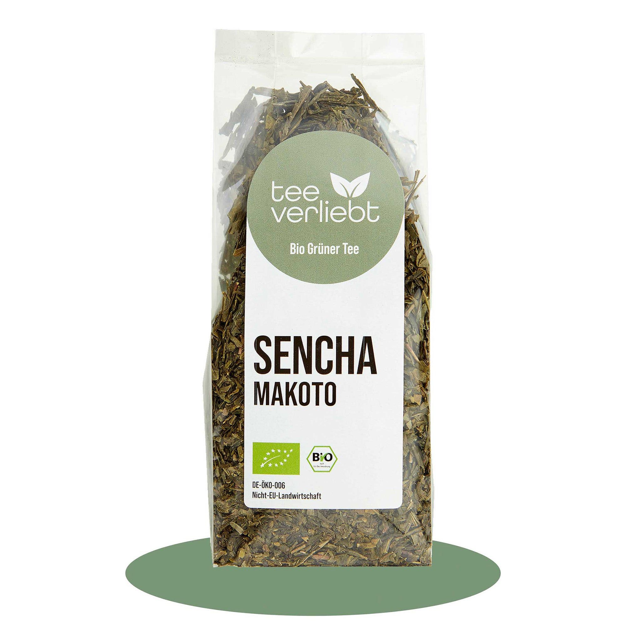 Transparente Verpackung mit losem Grüntee. Aufdruck: "tee verliebt", "Sencha Makoto", Bio-Siegel.
