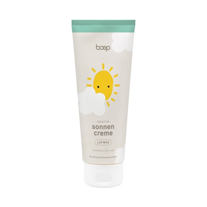 Weisse Tube "boep Sonnencreme Sensitiv LSF 50" mit Sonne und Wolken-Design. Aufschrift: "LSF 50".