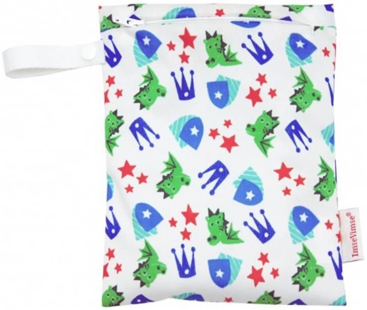 Weiße Tasche mit Reißverschluss, Griff und Muster aus grünen Drachen, blauen Kronen, Schilden und roten Sternen. Marke ImseVimse.