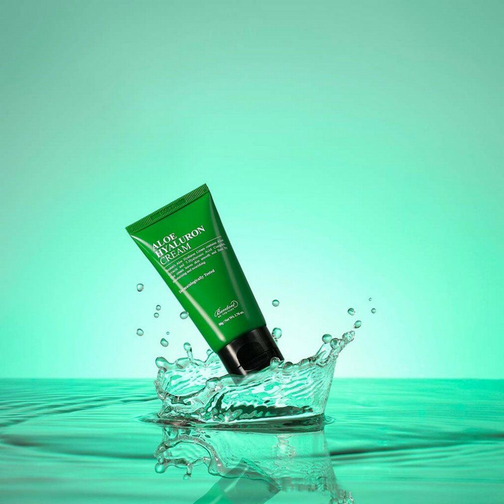 Grüne Tube Aloe Hyaluron Cream in Wasserspritzer. Schwarzer Deckel. Text: Dermatologisch getestet.