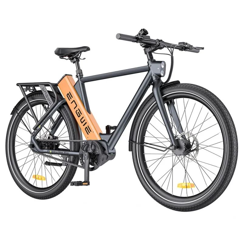 E-Bike in Seitenansicht. Dunkelgrauer Rahmen, orangefarbene Batterie mit ENGWE-Logo. Schwarze Reifen und Gepäckträger.