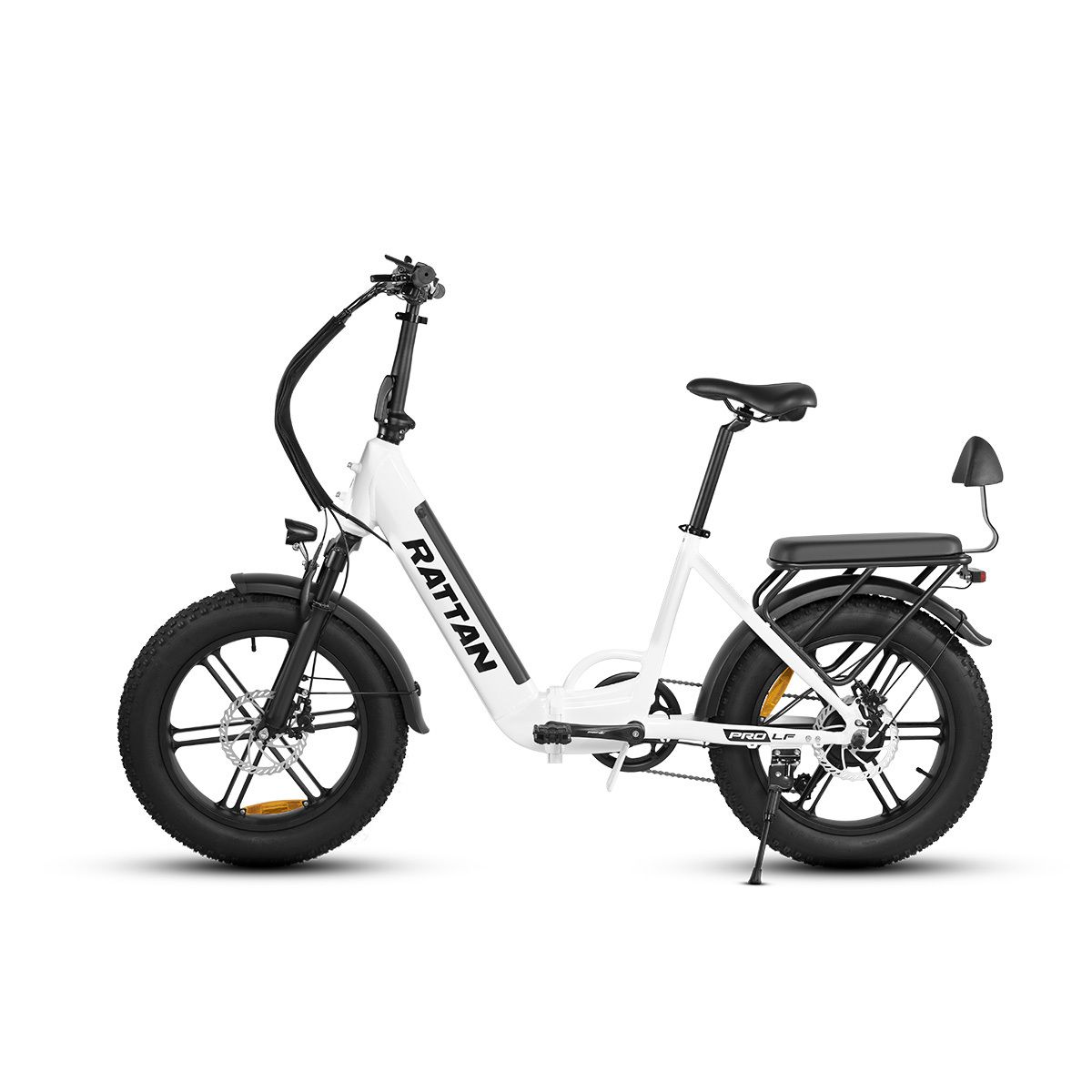 Weißes Klappfahrrad mit schwarzen Reifen und Details. Marke RATTAN auf dem Rahmen. Gepäckträger und Rücksitz.