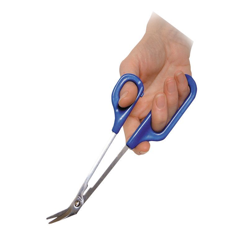 Nagelknipser in Hand gehalten. Blauer Griff, Metallklingen. Ergonomisches Design.