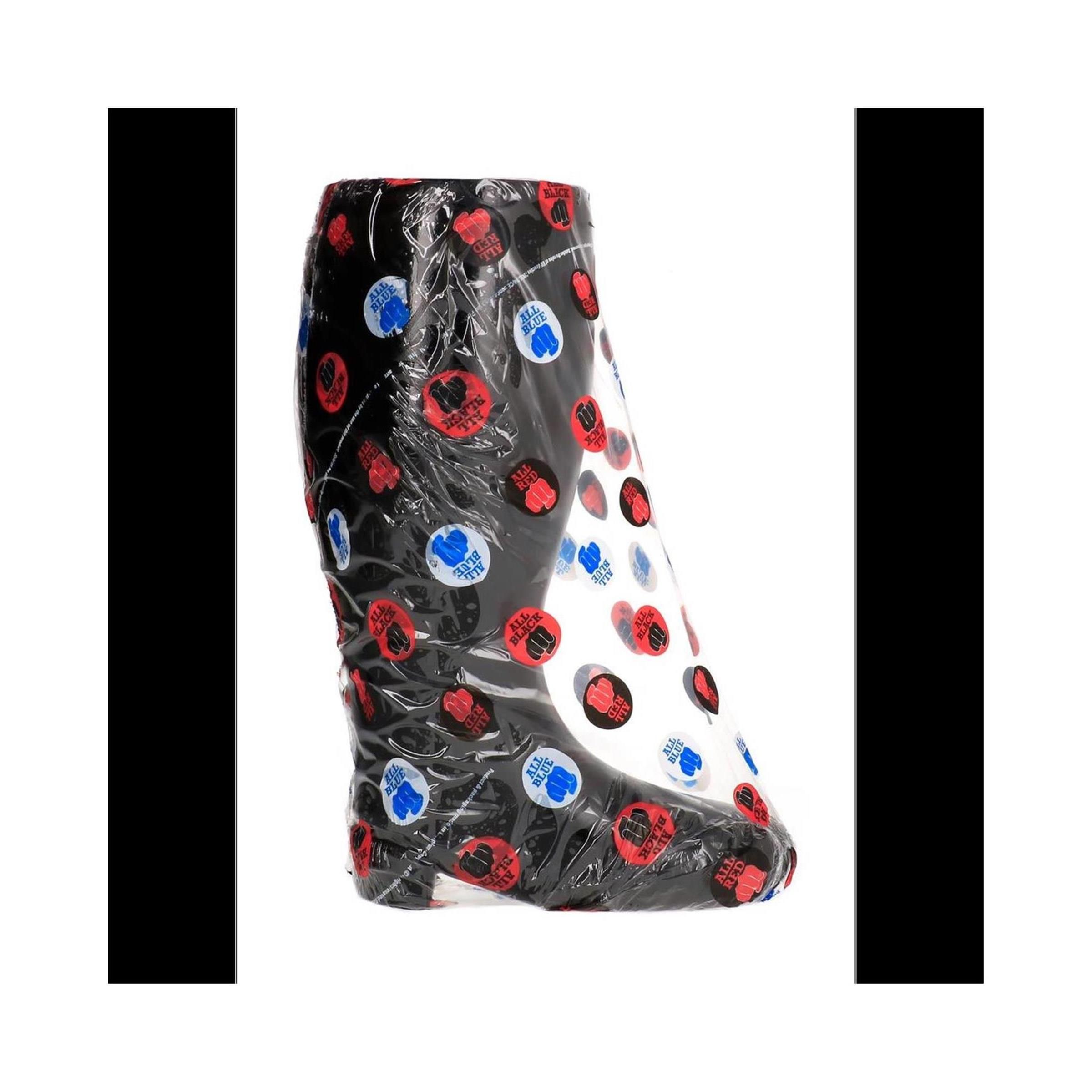 Schwarzer Dildo in Stiefelform, in Folie verpackt. Auf der Folie befinden sich rote, blaue und weiße Aufkleber.