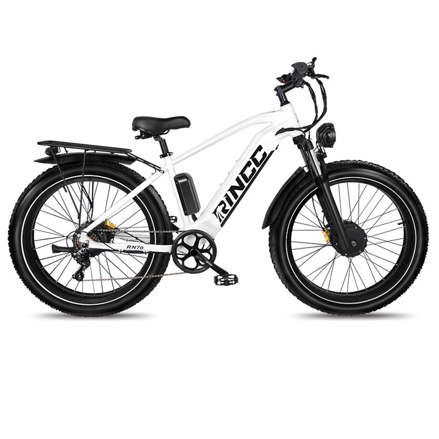 Weißes E-Mountainbike Rincc RN70. Schwarze Reifen, Gepäckträger, Scheinwerfer und Akku. Rincc-Logo.