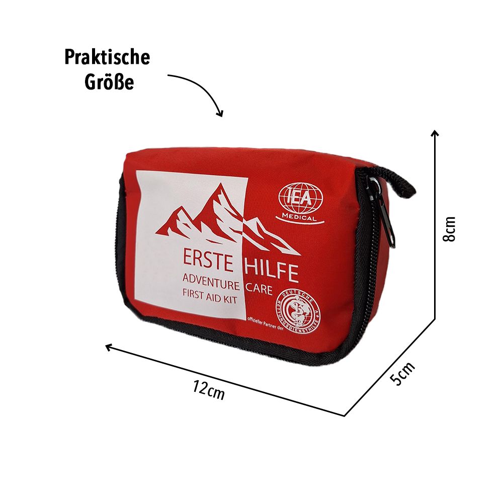 Rotes Erste-Hilfe-Set mit schwarzen Reißverschluss. Maße: 12x8x5cm. Text: Erste Hilfe Adventure Care First Aid Kit. Logo: IEA MEDICAL.