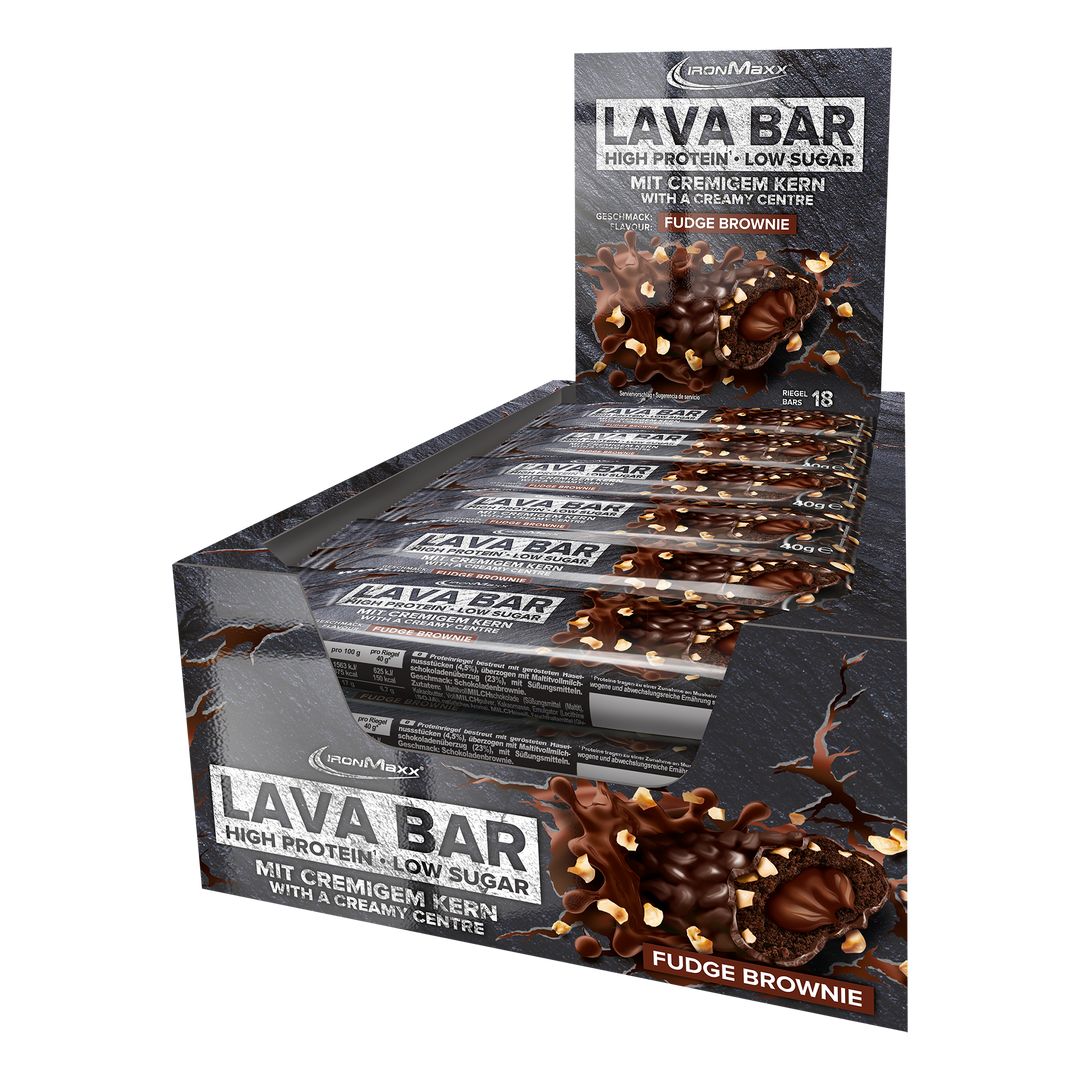 Verpackung mit Lava Bar Riegeln. Aufdruck: Lava Bar, High Protein, Low Sugar, mit cremigem Kern, Fudge Brownie. 18 Riegel.