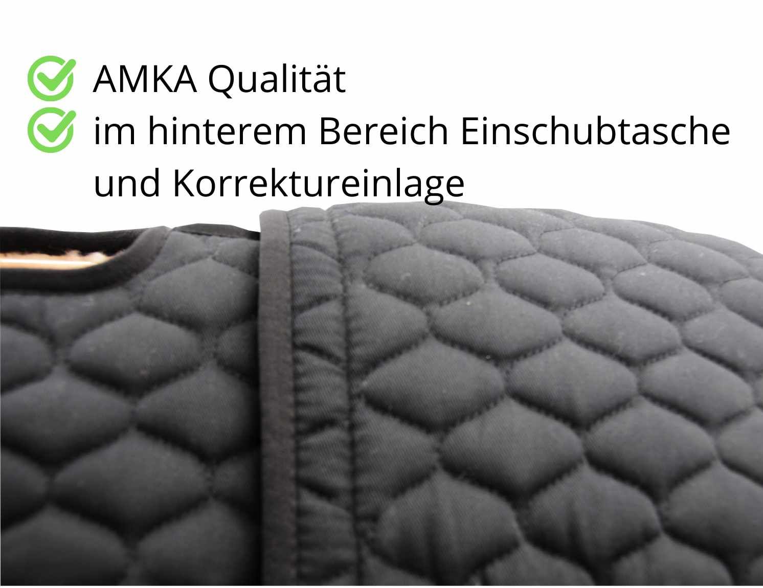 Text: AMKA Qualität, im hinteren Bereich Einschubtasche und Korrektureinlage. Grünes Häkchen-Symbol.