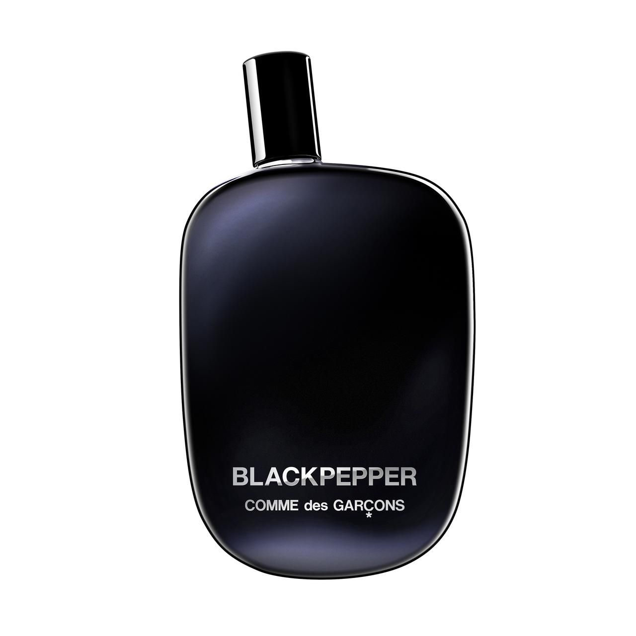 Schwarze Flasche mit schwarzem Verschluss. Aufschrift: Blackpepper, Comme des Garçons. Eckige Form mit abgerundeten Kanten.