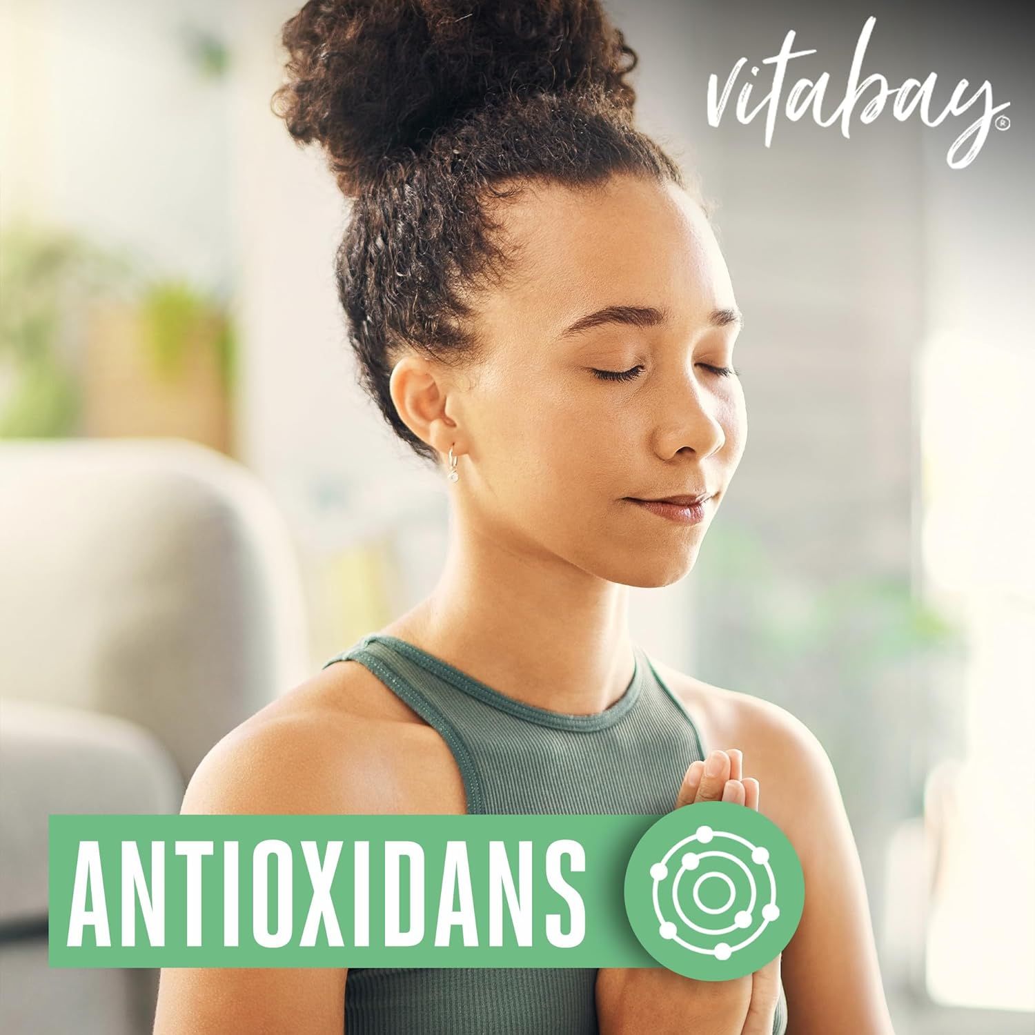 Frau meditiert mit geschlossenen Augen. Vitabay L-Taurin: Antioxidans.