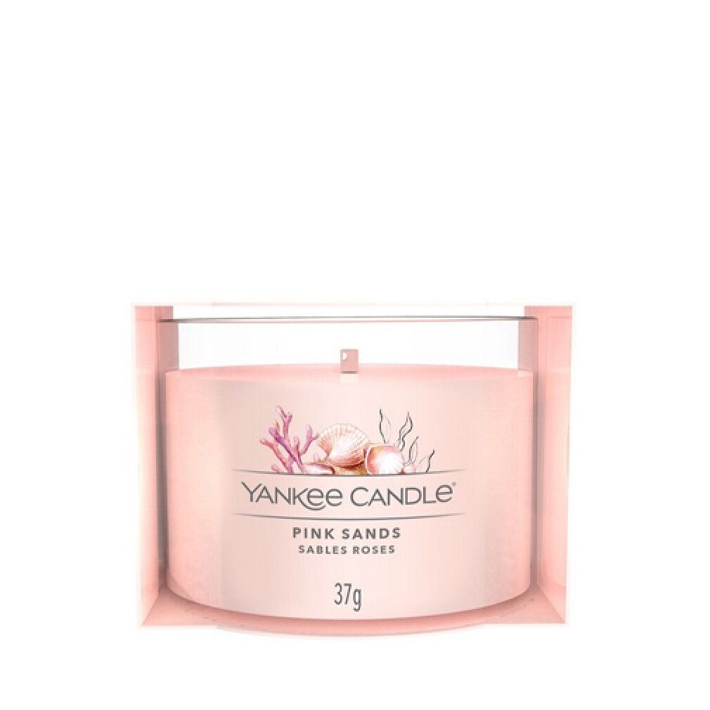 Große Kerze in Verpackung. Rosa Wachs, Glas. Aufschrift: Yankee Candle, Pink Sands, Sables Roses, 37g. Verpackung.