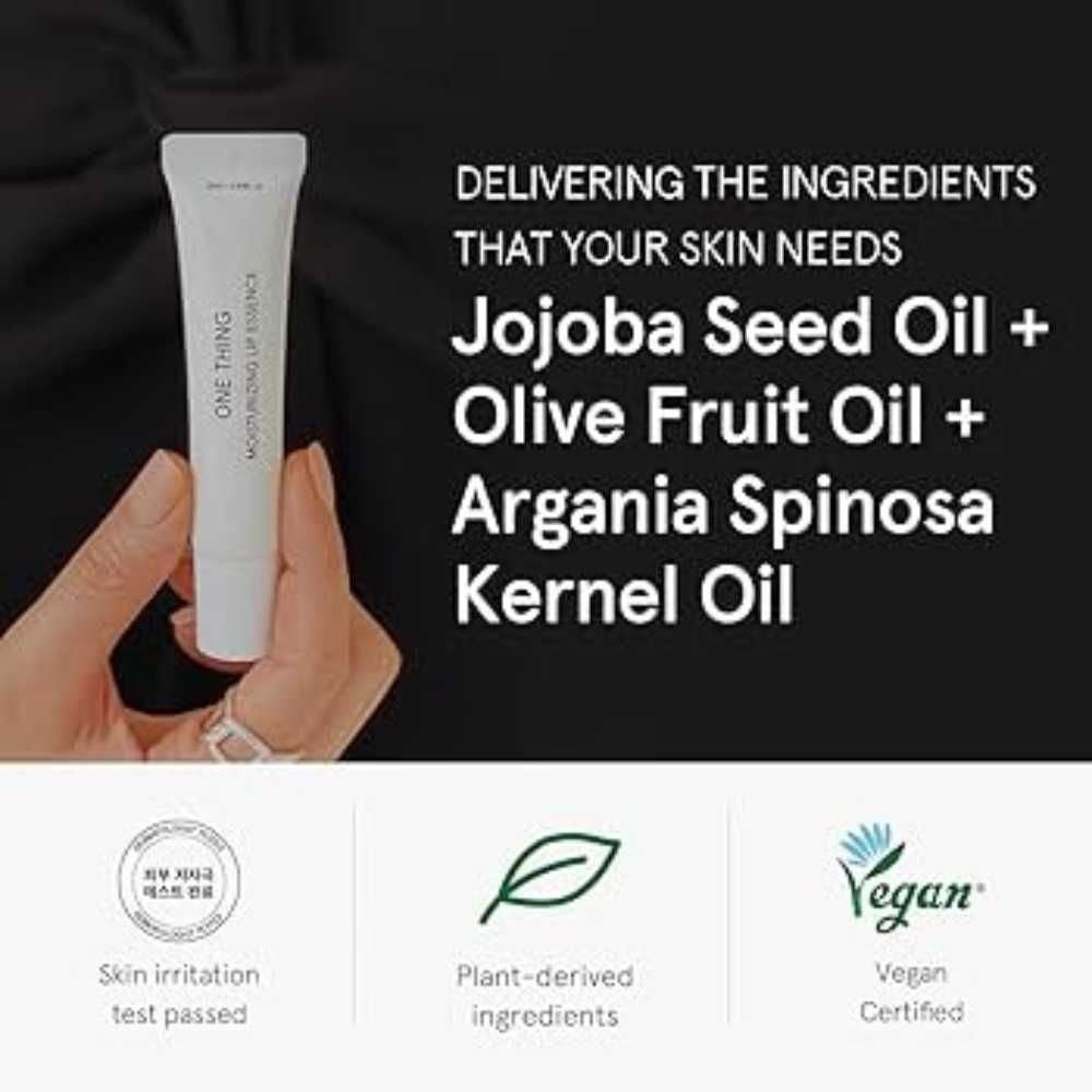 Weiße Tube ONE THING Moisturizing Lip Essence, gehalten von einer Hand. Text: Jojoba Seed Oil, Olive Fruit Oil, Argania Spinosa Kernel Oil. Vegan-Siegel.