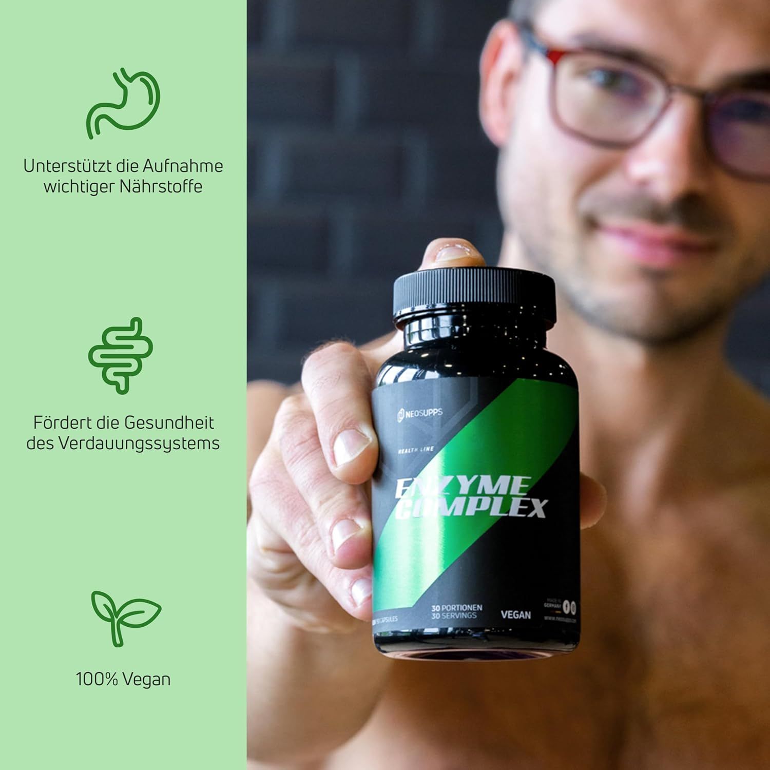 Schwarze Flasche mit grünem Etikett. Text: ENZYME COMPLEX. Mann hält die Flasche. Vegan-Logo. Grafiken: Magen, Darm, Blatt.