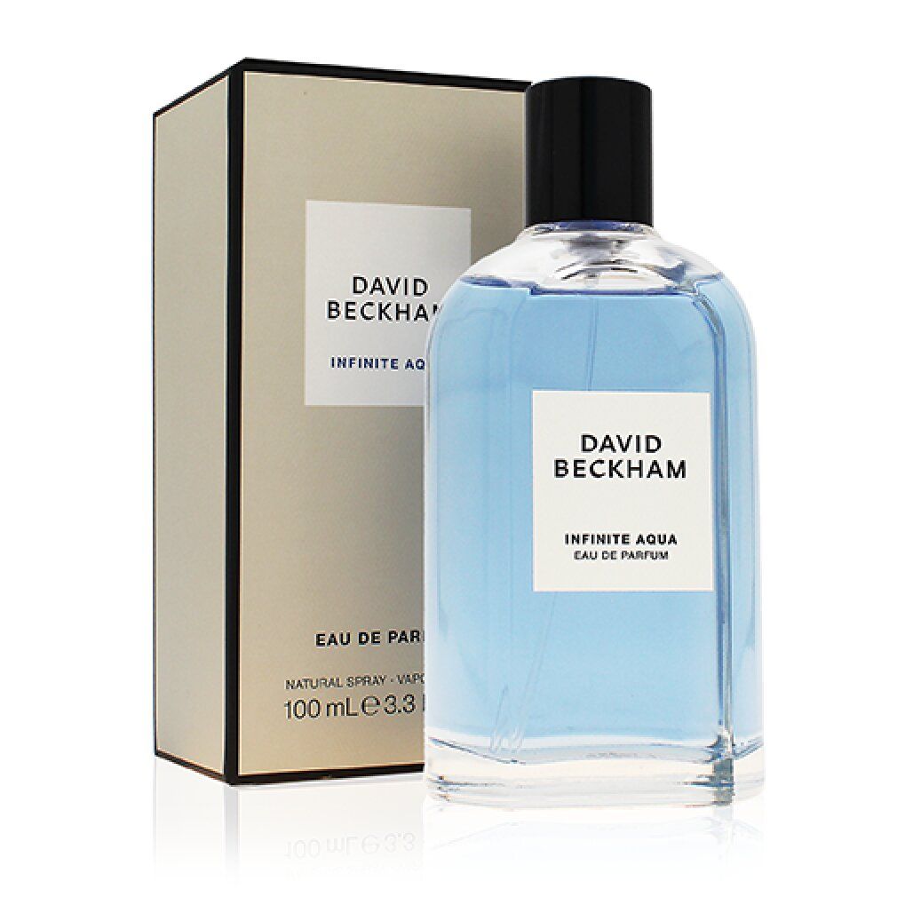 Flakon mit blauem Inhalt und schwarzem Verschluss, neben Verpackung. Weißes Etikett mit "DAVID BECKHAM INFINITE AQUA".