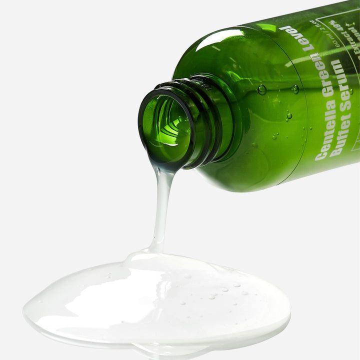 Grüne Serumflasche, Serum wird ausgegossen. Klare Flüssigkeit fließt aus der Flasche. Produktname auf der Flasche sichtbar.