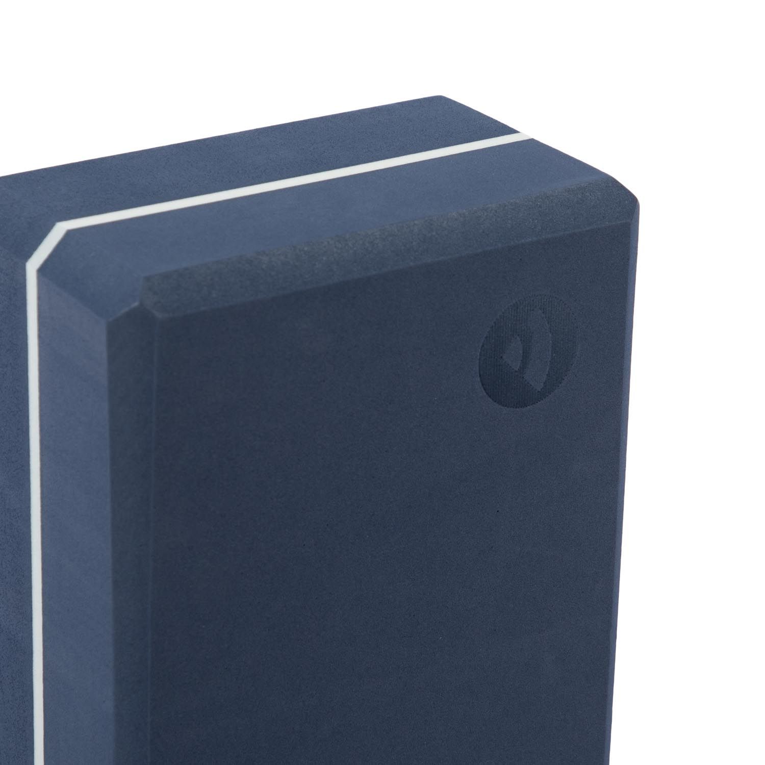 Nahaufnahme eines blauen Yogablocks. Logo und weißer Rand sichtbar.