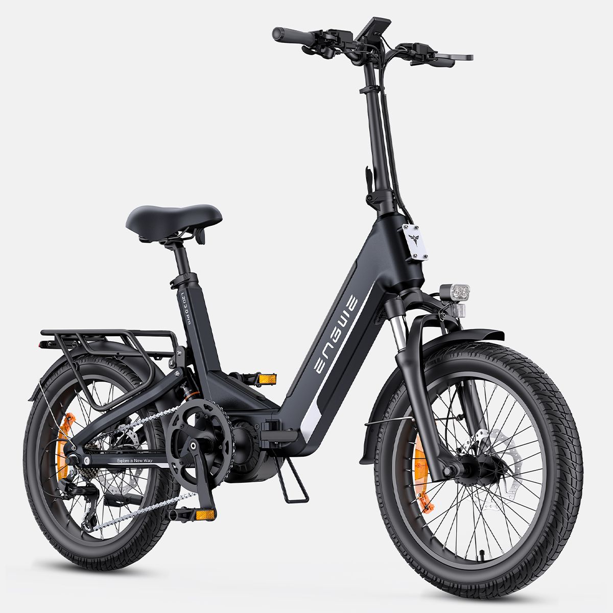 Schwarzes ENGWE L20 3.0 Pro E-Bike, Frontansicht. Mit Gepäckträger, Scheinwerfer und Schutzblechen. Reifen mit orangefarbenen Reflektoren.