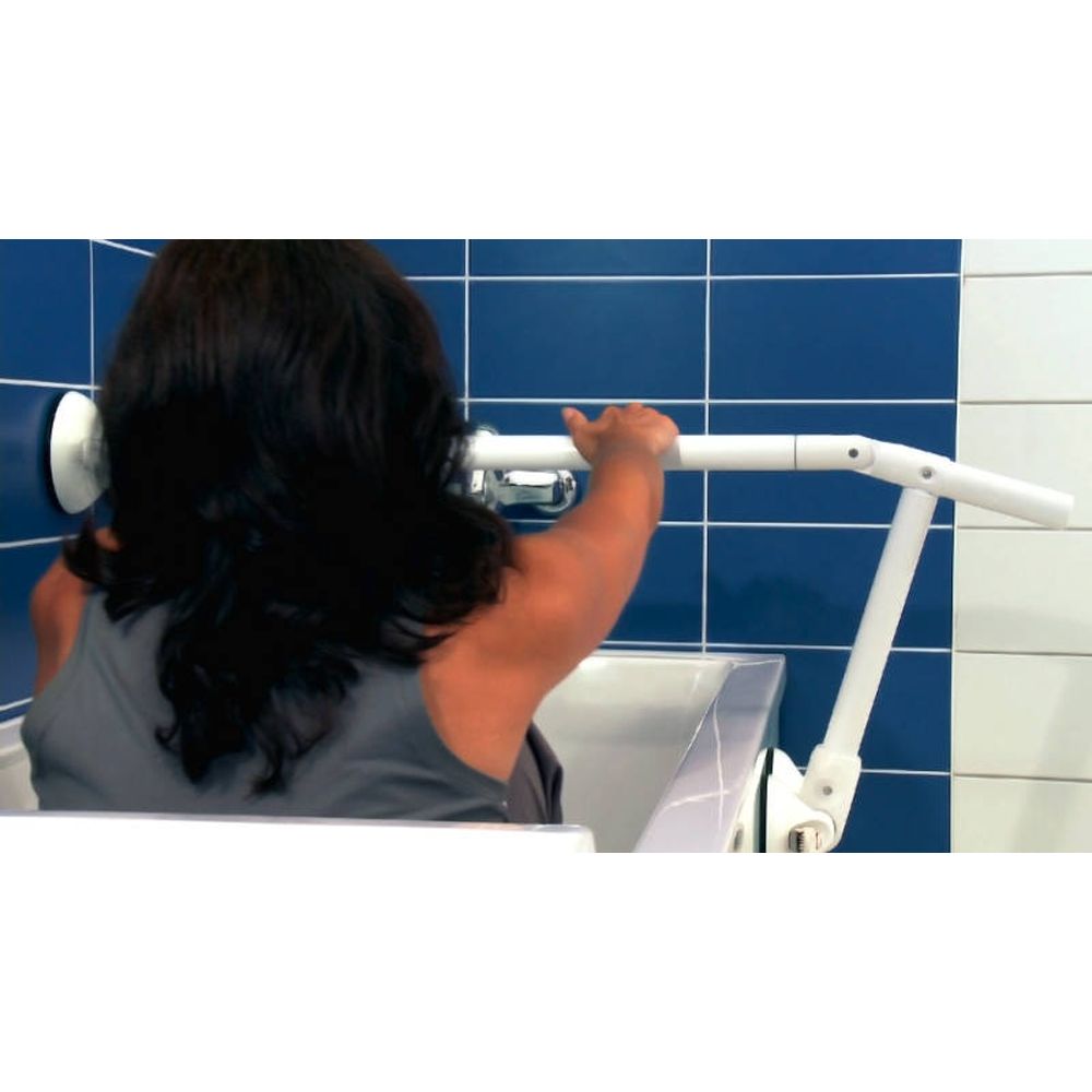 Person hält weißen MOBELI QuattroPower Wanne 860 mm Haltegriff. An Badewanne befestigt.