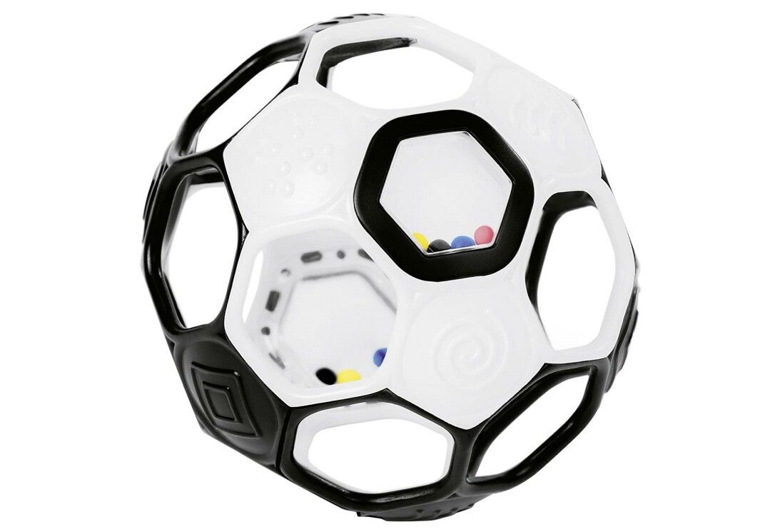 Fußball aus Kunststoff, weiß mit schwarzen Elementen. Sechseckige Öffnungen. Im Inneren farbige Kugeln.