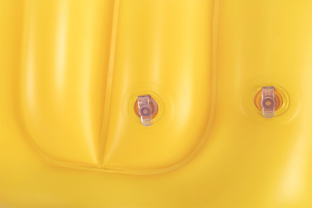 Nahaufnahme von zwei transparenten Ventilen auf einer gelben Schwimmweste.