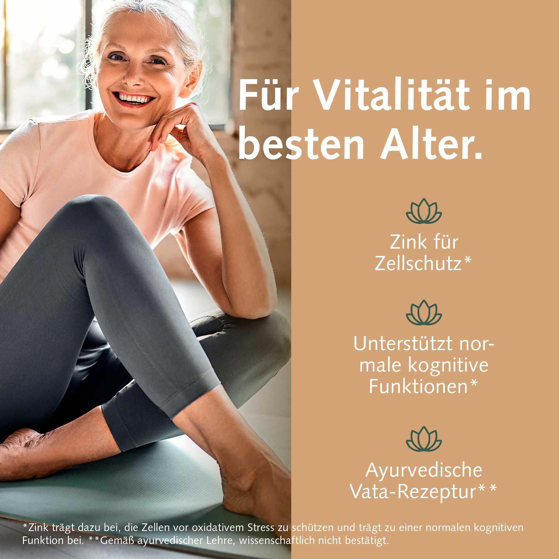 Lächelnde ältere Frau in Sportkleidung auf einer Yogamatte, Text über Vitalität im Alter.